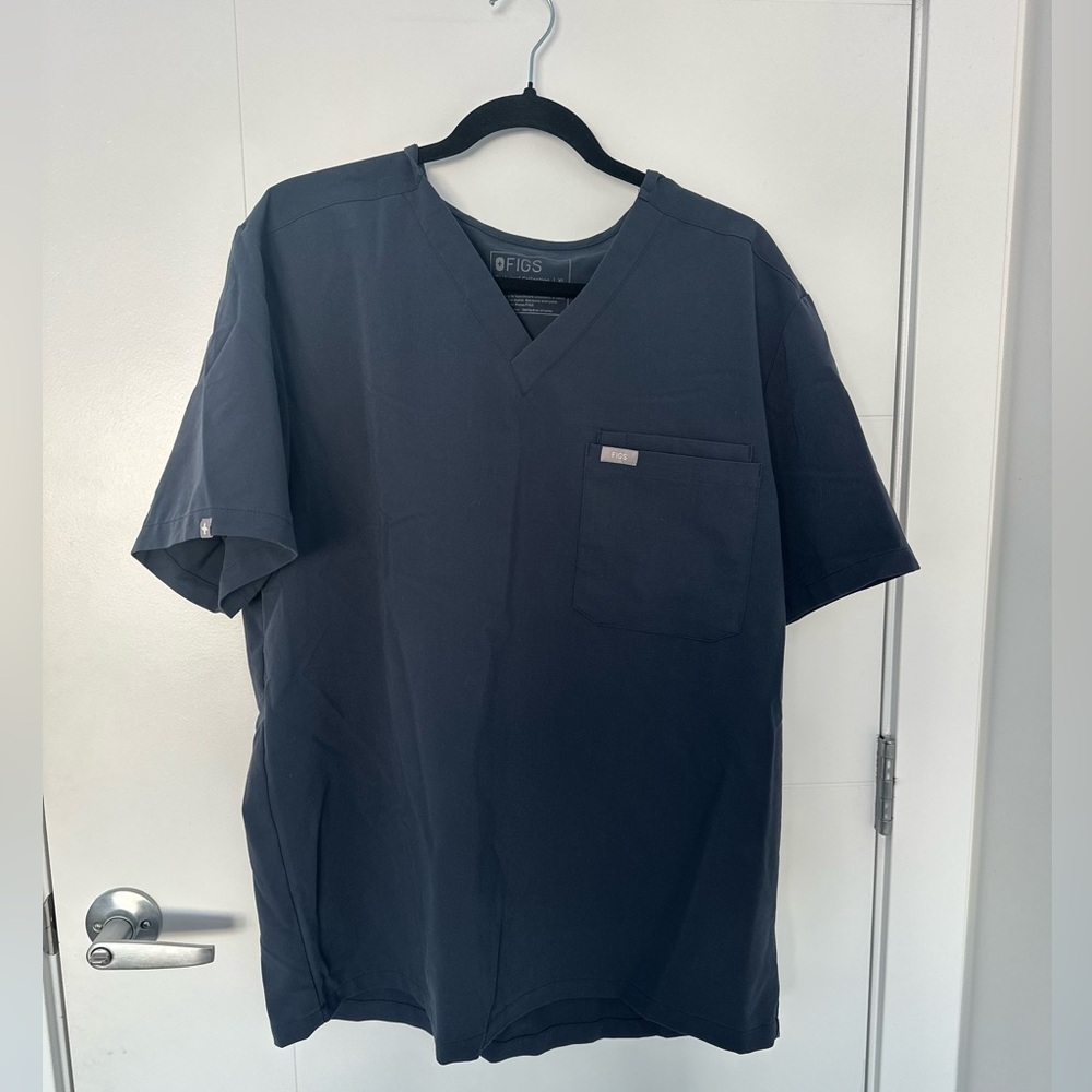 Figs Men's Chisec Three-Pocket Scrub Top